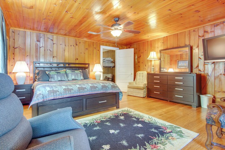 Hot Tub & Boat Dock: Lovely Lake Lure Retreat