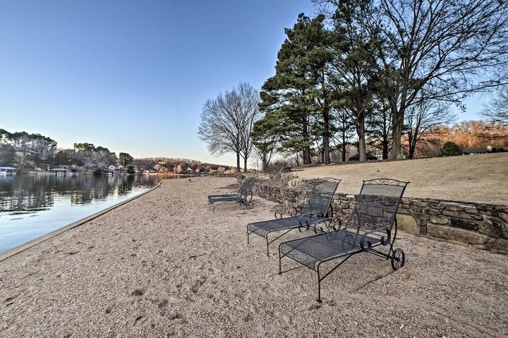 Lakefront Retreat w / Dock & Beach: 2 Miles to Golf
