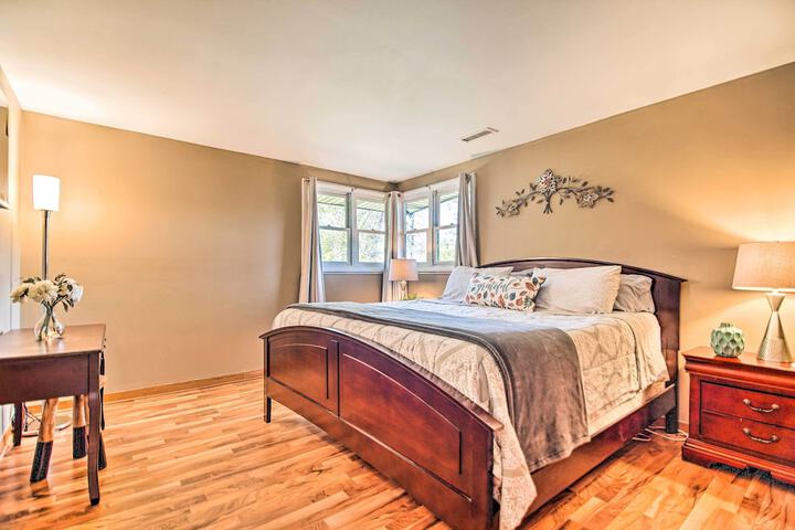 Fenced Yard: Fox River Grove Home Dogs Welcome