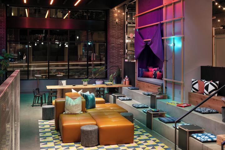 Lounge 34 of 44