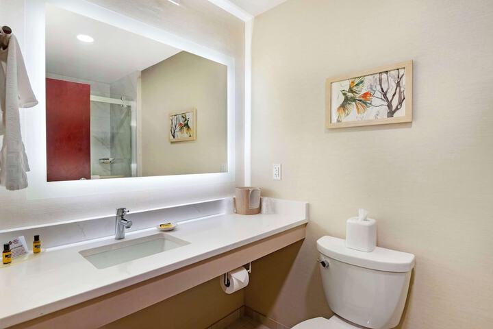 Best Western Plus Crossroads Inn & Suites