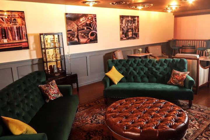 Lounge 74 of 82