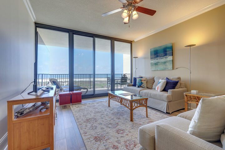 Beachfront Dauphin Island Condo w / 2 Pools & Sauna