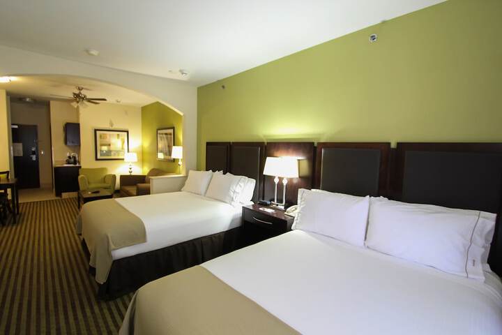 Room 11 of 28