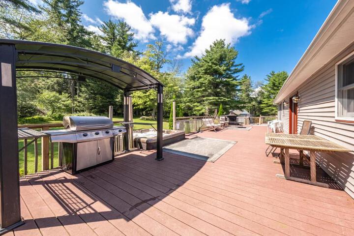 Southwoods Mountain Estate -private mansion pool, hottub+ 15 acres