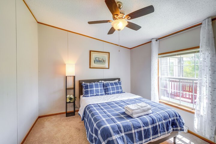 Pet-friendly Emerald Lake Retreat in Charlestown!