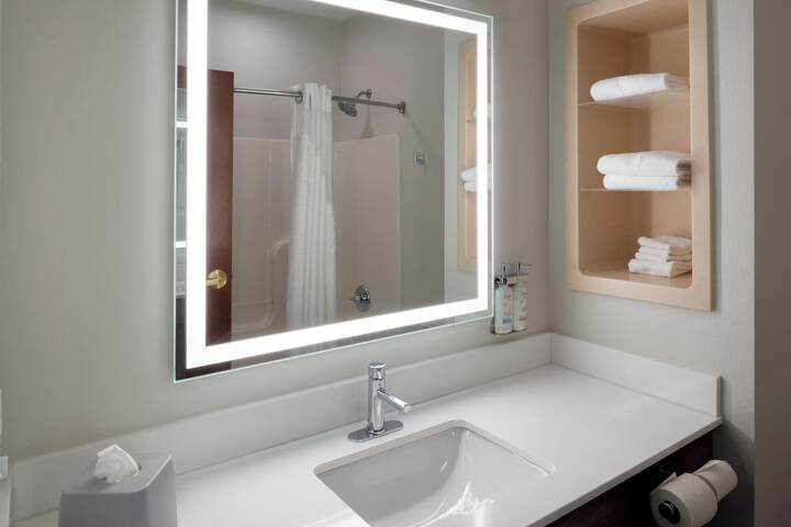 Holiday Inn Express Hotel & Suites Fort Atkinson by IHG