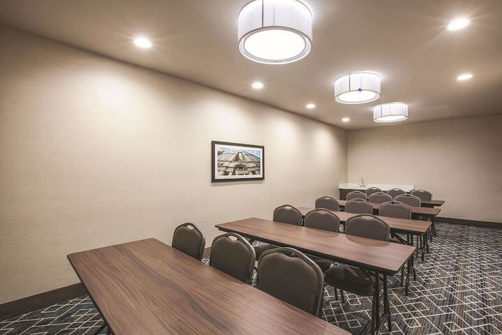 La Quinta Inn & Suites by Wyndham Dallas Northeast-Arboretum