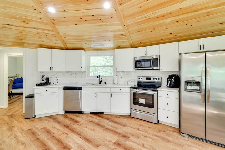 Private Deck & Grill: Pocono Pines Retreat!