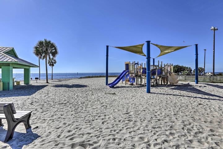 Keaton Beach Escape w / Hot Tub 2 Mi to Shore