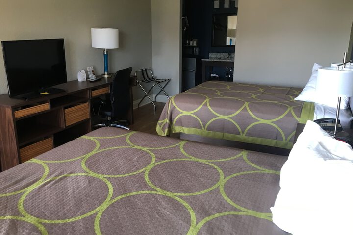 Room 6 of 18