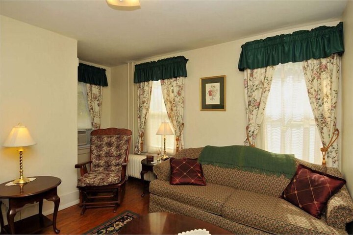 Second Street Suite
