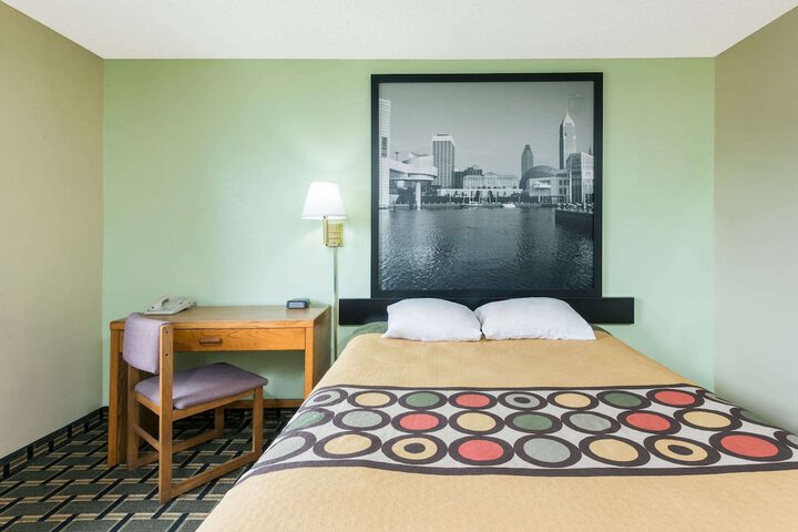 Super 8 by Wyndham Twinsburg / Cleveland Area