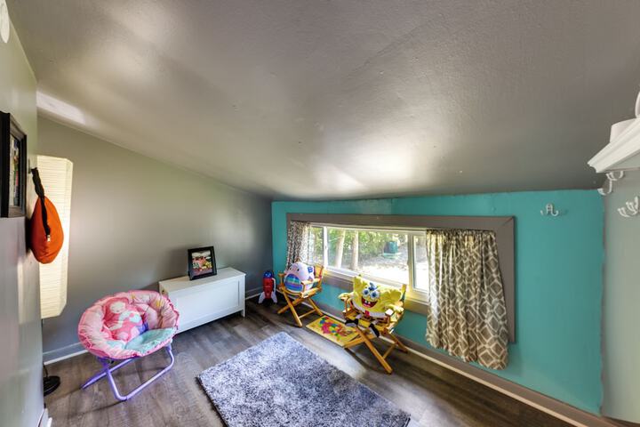 Waterfront Fox Lake Vacation Rental w / Fire Pit!
