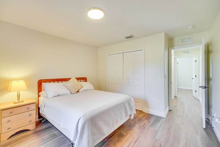 Sunny Palm Bay Home w / Screened Porch Near Beaches