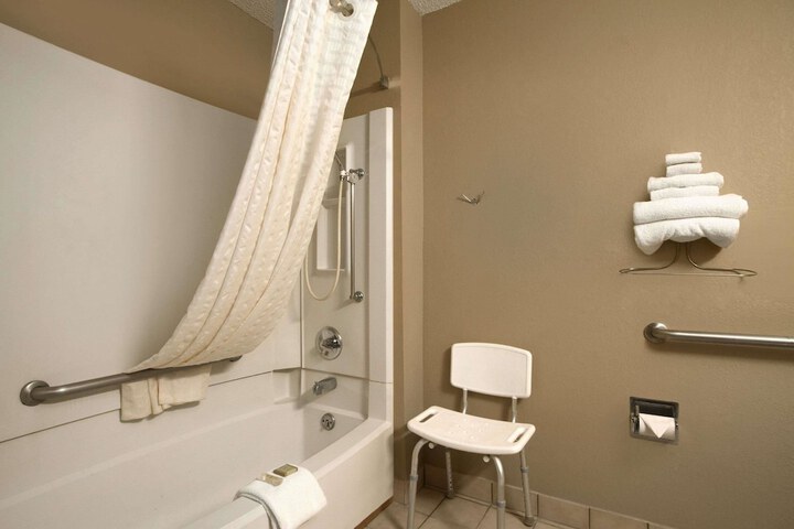 Room 15 of 32