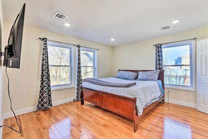 Bright Irvington Home 2 Mi to Prudential Center!