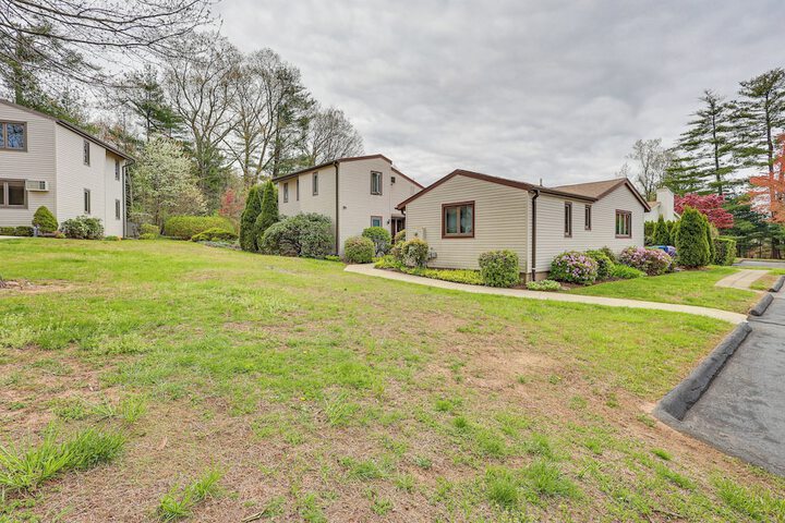 Quaint Bristol Townhome 14 Mi to West Hartford!