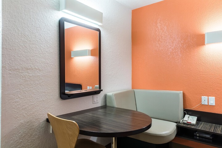 Room 21 of 38