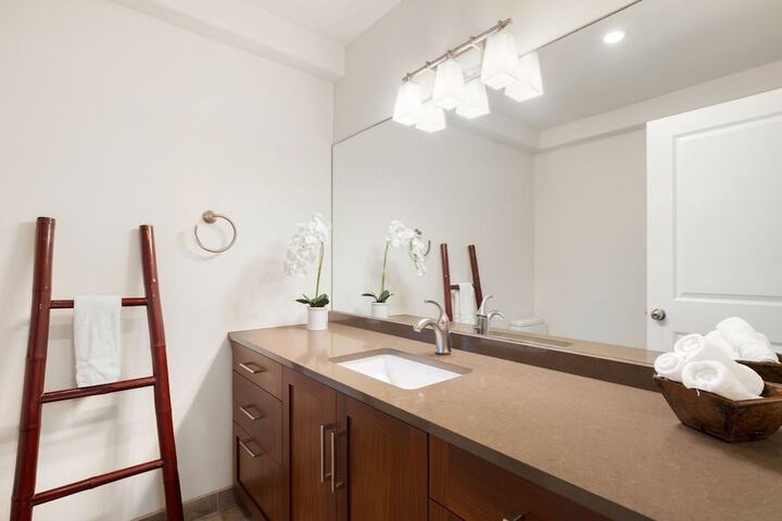 King Hale 4 Bedroom Home by RedAwning