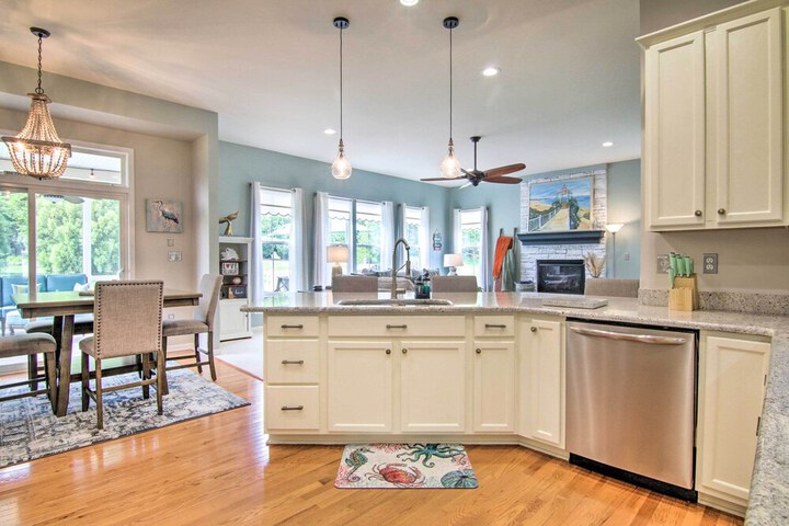 5 Mi to Bethany Beach: Chic Home w / Grill!