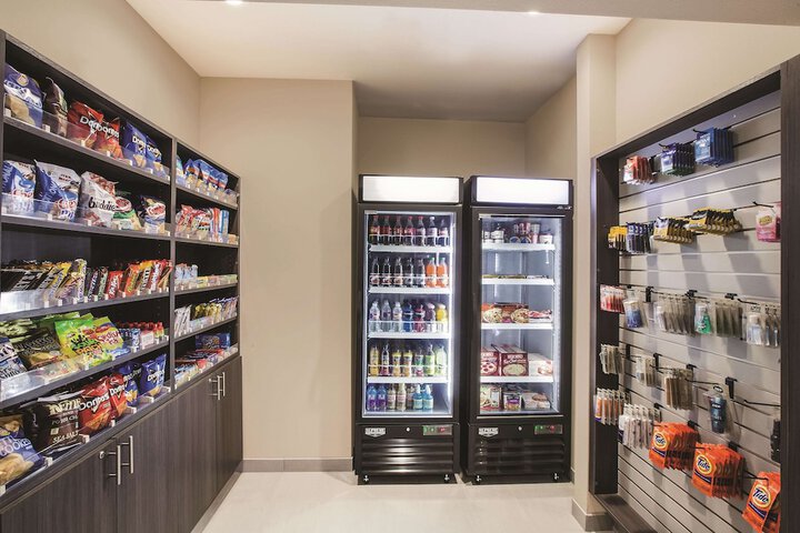 La Quinta Inn & Suites by Wyndham Dallas Northeast-Arboretum