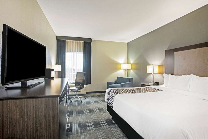 La Quinta Inn & Suites by Wyndham Victoria - South