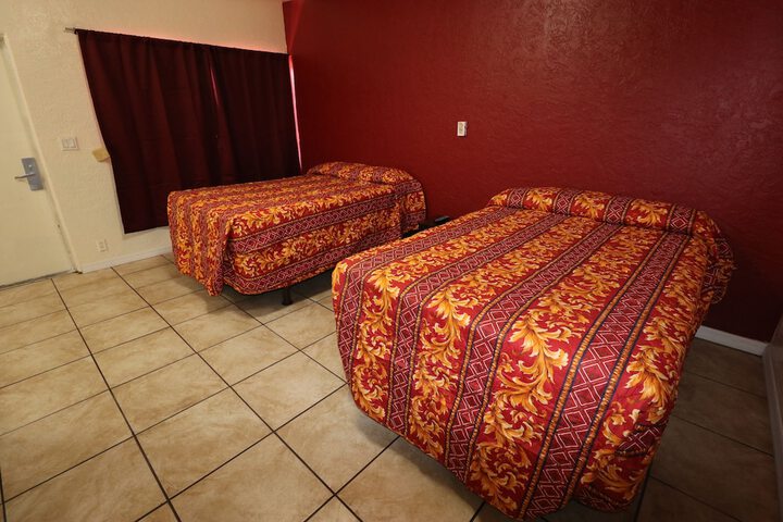 Room 27 of 38