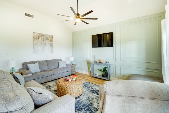 Lovely Bay St. Louis Retreat w / Dock & Canal Access