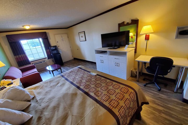 Room 8 of 16