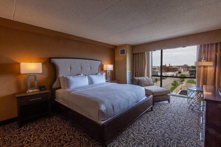 DoubleTree by Hilton Bay City - Riverfront
