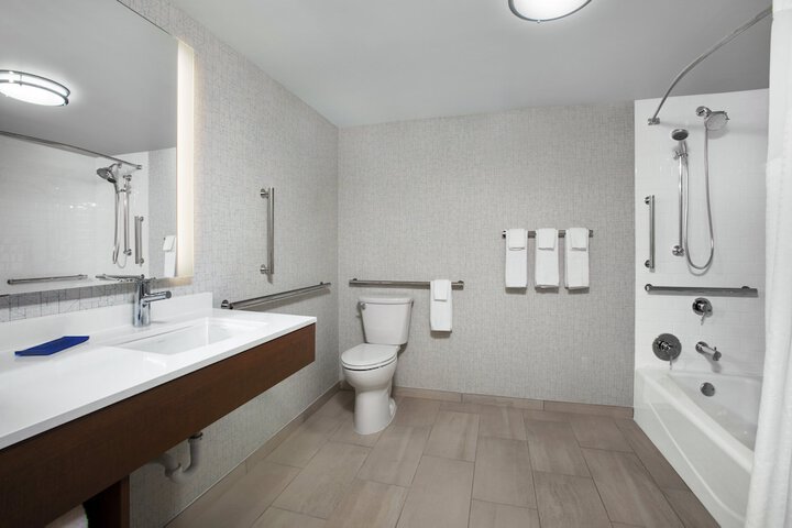 Holiday Inn Express Charleston-Civic Center by IHG