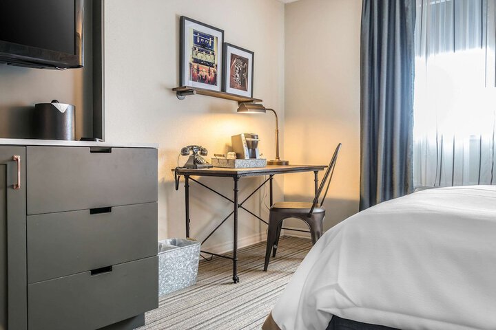 Room 17 of 47