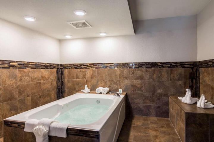 Clarion Inn & Suites Russellville I-40
