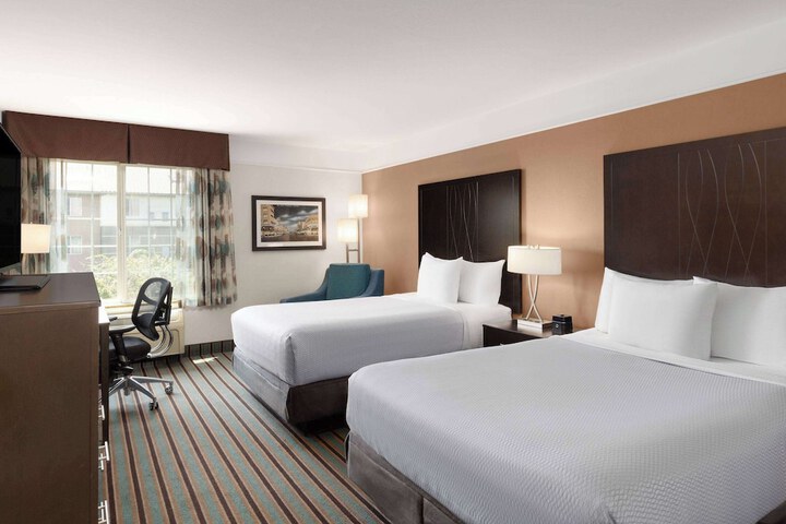 La Quinta Inn & Suites by Wyndham Bakersfield North