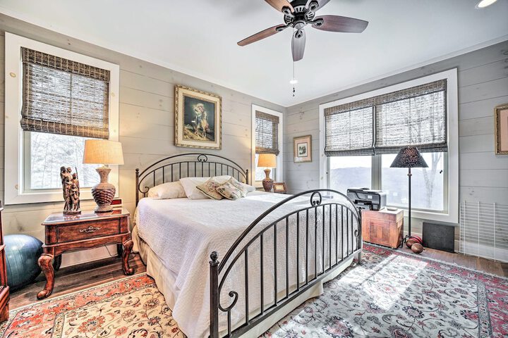 On 22 Acres: Cullowhee Craftsman Home w / Mtn Views