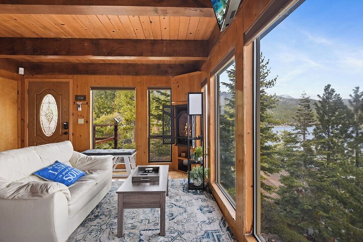 Stunning Views at Stargazer Lakefront Studio!