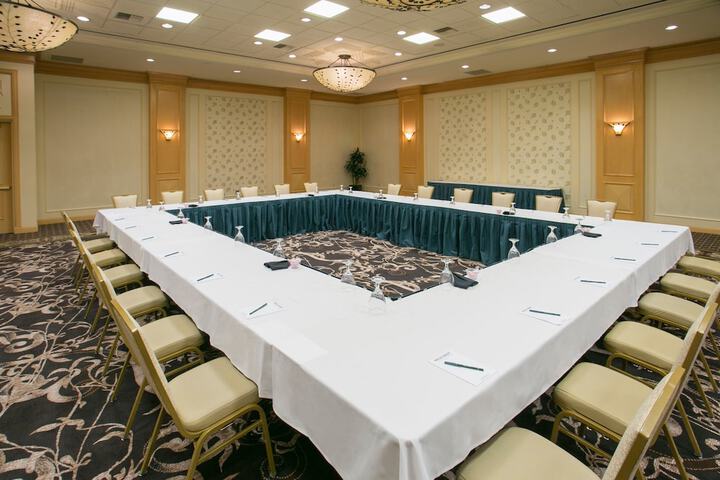 Ballroom/Hall 27 of 38