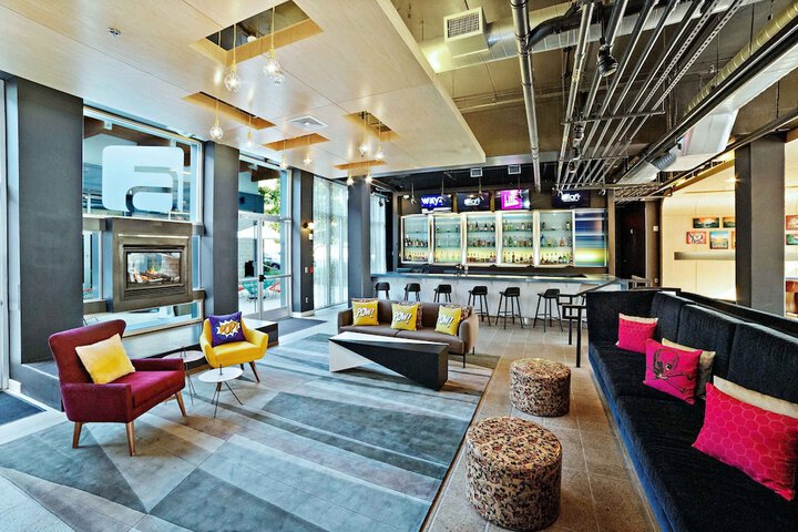 Lounge 54 of 63