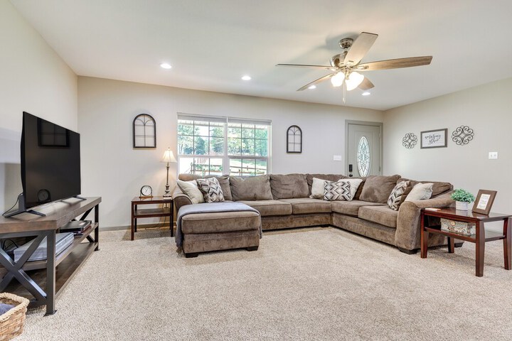 Rural Retreat w / Covered Porch Near Jackson