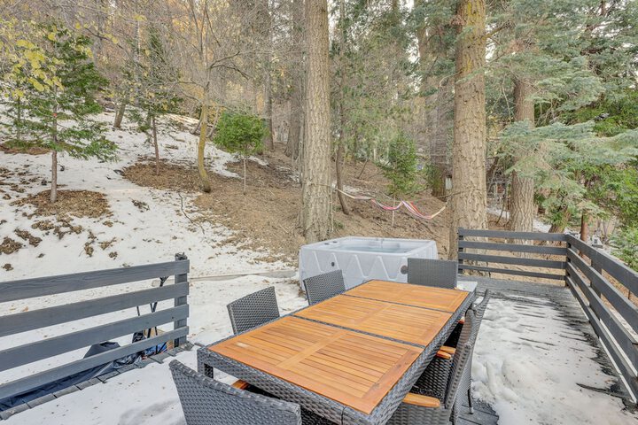 Lake Arrowhead Hideaway w / Deck & Hot Tub
