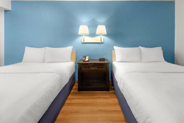 Travelodge by Wyndham Madison Heights MI