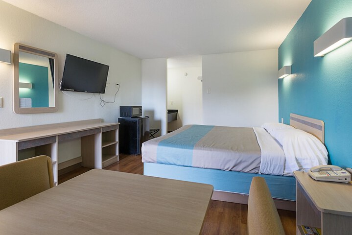 Room 17 of 36