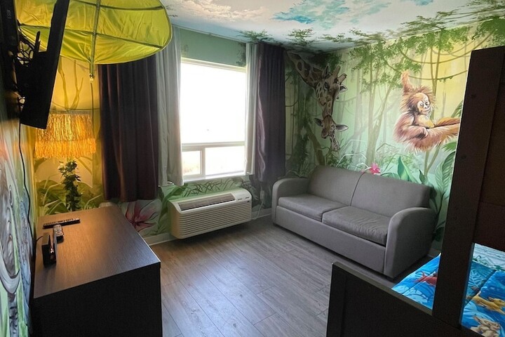 Room 53 of 77