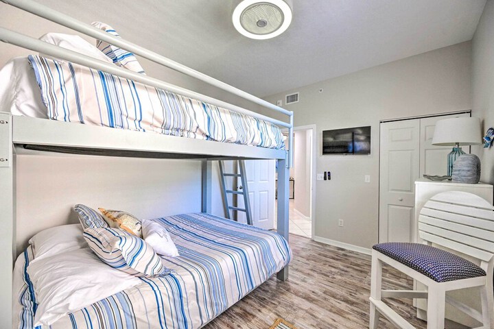 Naples Escape in Regatta w / Resort Amenities!