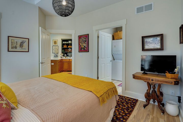 Charming Granville Home w / Porch - Walk Downtown!