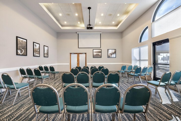 AmericInn by Wyndham Valley City - Conference Center