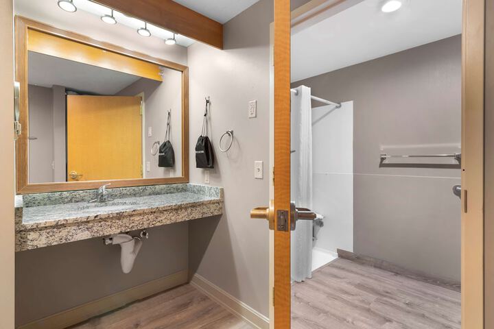 Best Western Plus Executive Court Inn & Conference Center