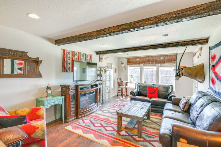 Walk to Main St! Ennis Townhome w / Balcony