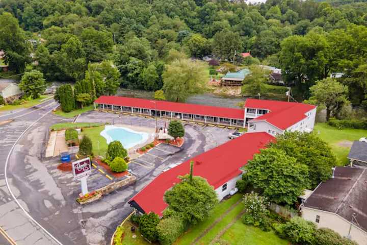 Lloyds on the River Country Inn by OYO